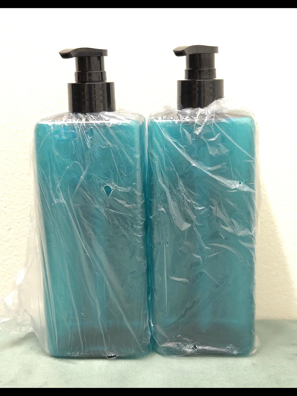 Teal plastic pump lotion shsmpoo conditioner soap bottles set (2)
